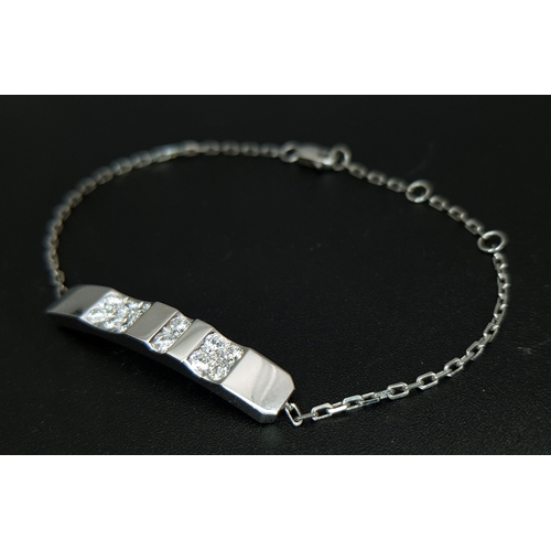 20 - A DE BEERS, 18K WHITE GOLD, DIAMOND SET BRACELET. 0.60CT WEIGHT. TOTAL WEIGHT 8.8G. A/S RED 1007