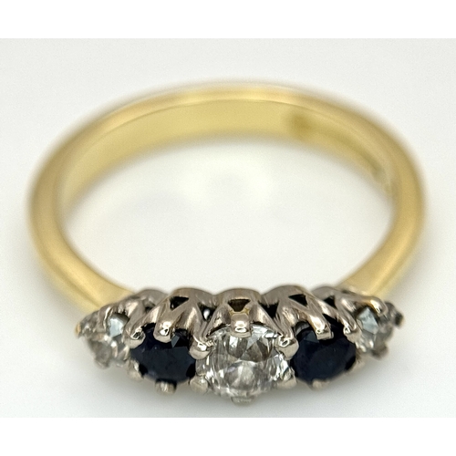 509 - AN 18K YELLOW GOLD, DIAMOND AND SAPPHIRE SET, 5 STONE RING. 0.50CT WEIGHT. TOTAL WEIGHT 4.1G, SIZE N... 