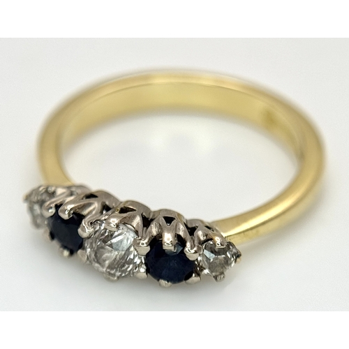 509 - AN 18K YELLOW GOLD, DIAMOND AND SAPPHIRE SET, 5 STONE RING. 0.50CT WEIGHT. TOTAL WEIGHT 4.1G, SIZE N... 