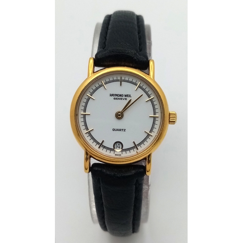 544 - A RAYMOND WEIL, GOLD TONE, WHITE DIAL, LEATHER STRAP WATCH. WITH DATE FUNCTION AND ORIGINAL BUCKLE. ... 