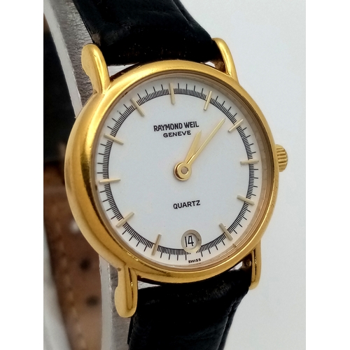 544 - A RAYMOND WEIL, GOLD TONE, WHITE DIAL, LEATHER STRAP WATCH. WITH DATE FUNCTION AND ORIGINAL BUCKLE. ... 