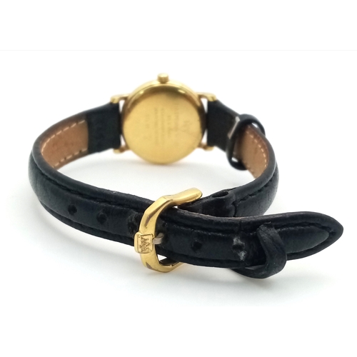 544 - A RAYMOND WEIL, GOLD TONE, WHITE DIAL, LEATHER STRAP WATCH. WITH DATE FUNCTION AND ORIGINAL BUCKLE. ... 