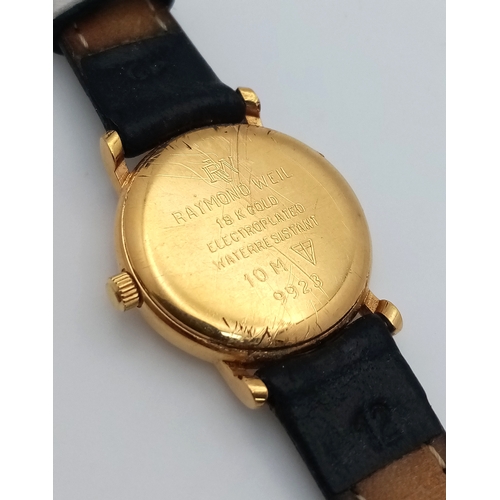 544 - A RAYMOND WEIL, GOLD TONE, WHITE DIAL, LEATHER STRAP WATCH. WITH DATE FUNCTION AND ORIGINAL BUCKLE. ... 