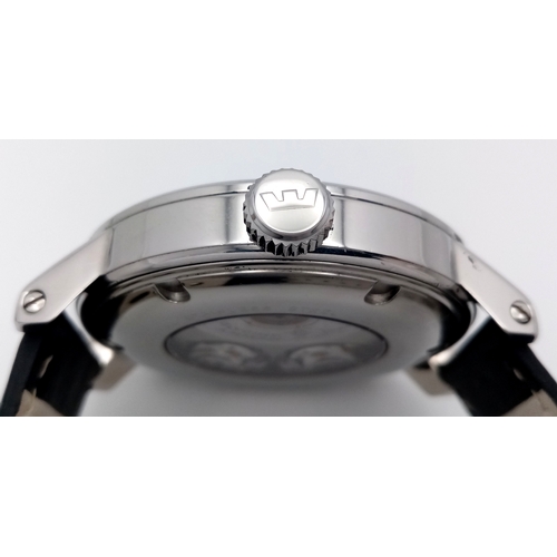 1205 - A Glycine Airman 7 Crosswise Automatic Gents Watch. Model 3841. Black silicone and leather strap. La... 