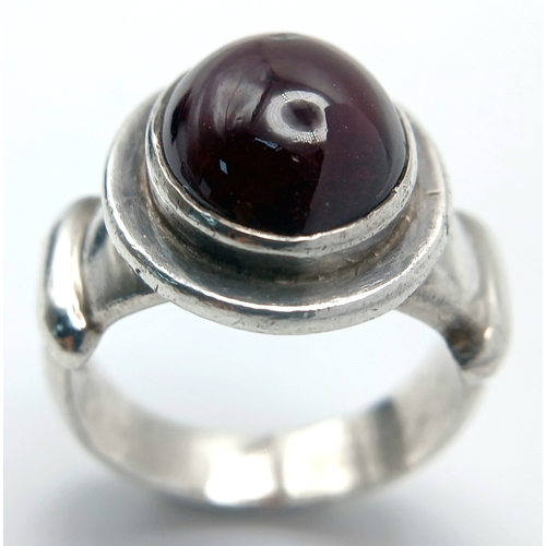 546 - Vintage SILVER RING with ALMANDINE GARNET CABOCHON in a ‘PLANET’ Mount. Size N 1/2. Really Impressiv... 
