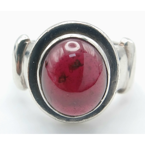 546 - Vintage SILVER RING with ALMANDINE GARNET CABOCHON in a ‘PLANET’ Mount. Size N 1/2. Really Impressiv... 