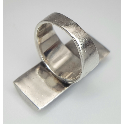 553 - A Magnificent Vintage SILVER and LAPIS RING. Size P. Absolute Statement Piece, Please see pictures.