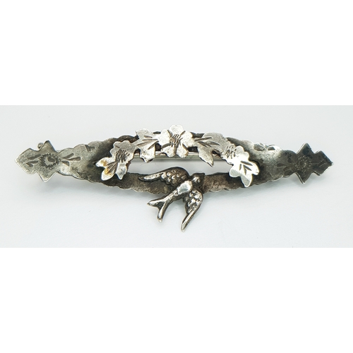 131 - A vintage sterling silver Flroal and Bird design brooch. Total weight 2.2G. Total length 5.5cm
