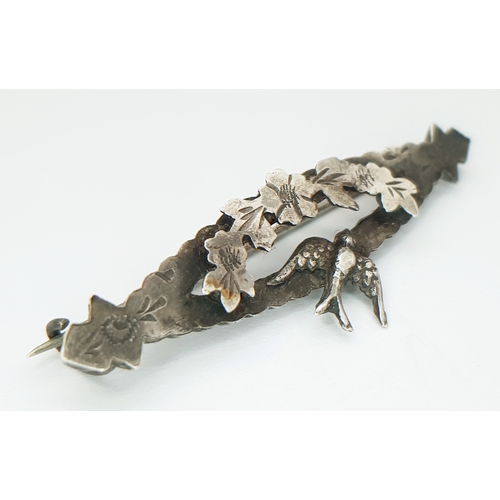 131 - A vintage sterling silver Flroal and Bird design brooch. Total weight 2.2G. Total length 5.5cm
