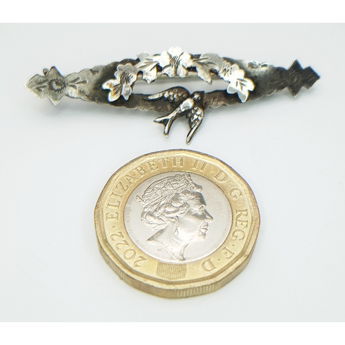 131 - A vintage sterling silver Flroal and Bird design brooch. Total weight 2.2G. Total length 5.5cm