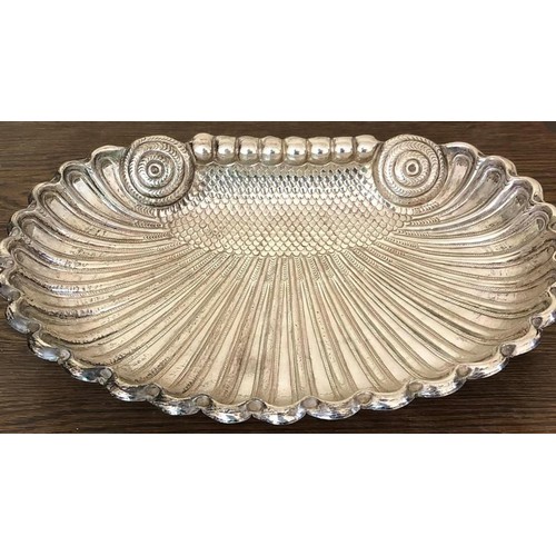 A Stunning 20th Century Large Sterling Silver Shell Basin Dish/Bowl. Circa 1960s. Marked sterling. 40cm length, 920g weight. Needs polishing.