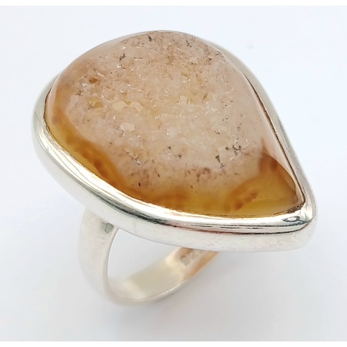 1715 - An impressive 925 silver large pear shaped natural Agate stone set ring. Total weight 10.6G. Size P.