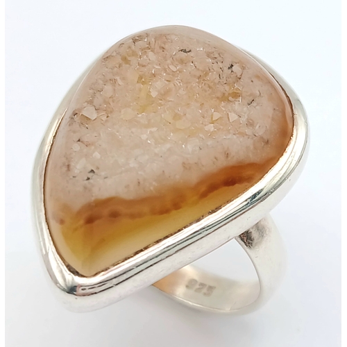1715 - An impressive 925 silver large pear shaped natural Agate stone set ring. Total weight 10.6G. Size P.