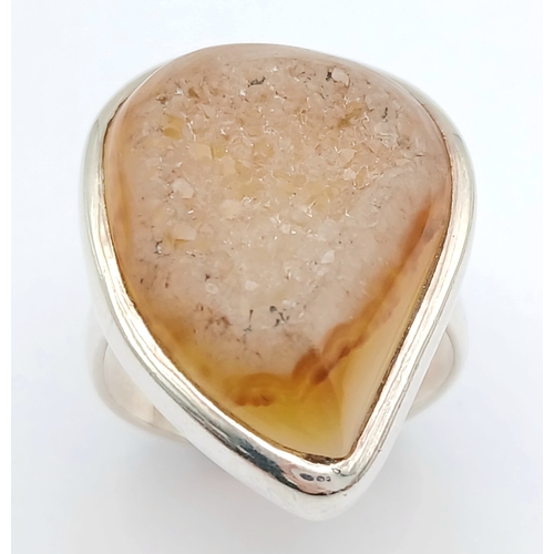 1715 - An impressive 925 silver large pear shaped natural Agate stone set ring. Total weight 10.6G. Size P.