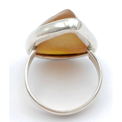 1715 - An impressive 925 silver large pear shaped natural Agate stone set ring. Total weight 10.6G. Size P.