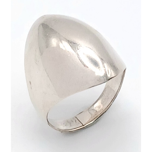 1216 - A 925 Silver Modernist Ring. Size P, 4.08g weight.