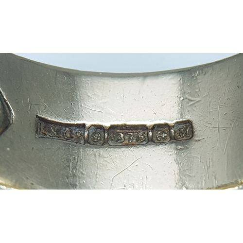 18 - A 9K Yellow Gold Band Ring in Belt Form. 8/9mm width. Size W - W1/2. 5.75g.