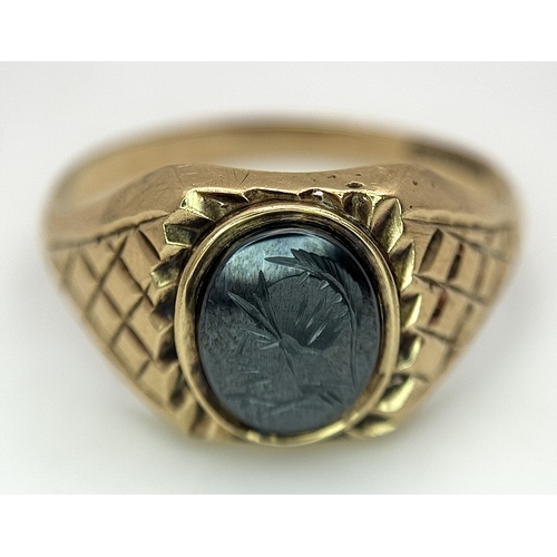 32 - A 9K Yellow Gold Intaglio Stone Set Signet Ring. Size Y. 3.5g.