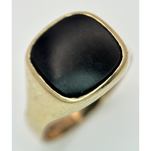 39 - A Vintage 9K Yellow Gold Onyx Signet Ring. Size S 1/2. 4.8g.