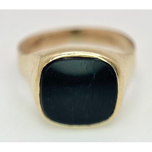 39 - A Vintage 9K Yellow Gold Onyx Signet Ring. Size S 1/2. 4.8g.