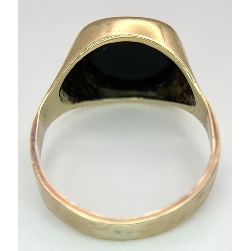 39 - A Vintage 9K Yellow Gold Onyx Signet Ring. Size S 1/2. 4.8g.