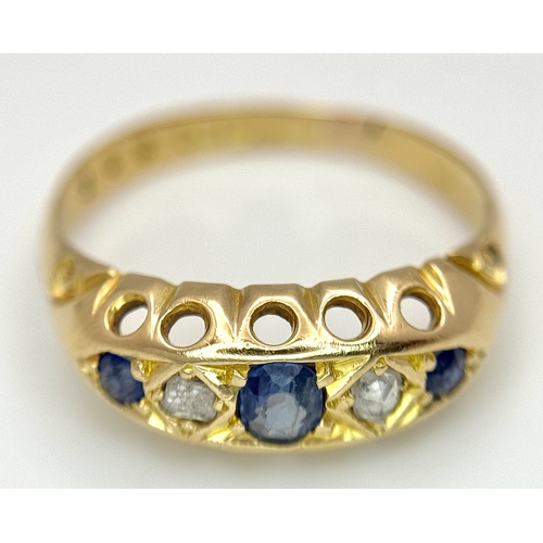 34 - AN 18K YELLOW GOLD, ANTIQUE, DIAMOND AND SAPPHIRE SET RING. 3.1G, SIZE P. TAN 2001