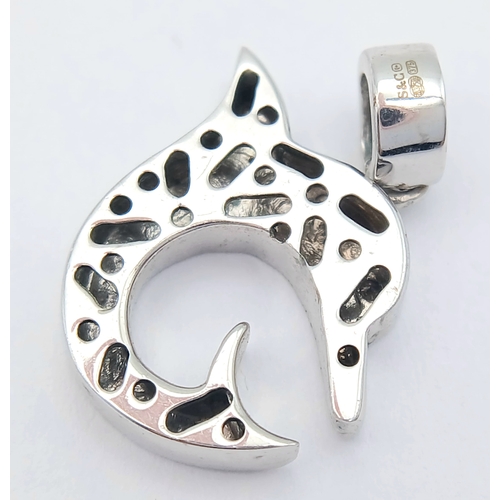 559 - A 9K WHITE GOLD, DIAMOND SET, DOLPHIN PENDANT / CHARM. 2.3G. SC 2036