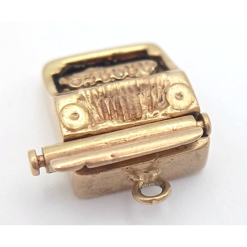 580 - A 9K YELLOW GOLD, TYPEWRITER CHARM / PENDANT, WITH SLIDING TOP SECTION. 2.4G. SC 2040