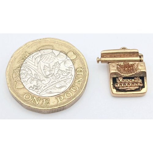 580 - A 9K YELLOW GOLD, TYPEWRITER CHARM / PENDANT, WITH SLIDING TOP SECTION. 2.4G. SC 2040