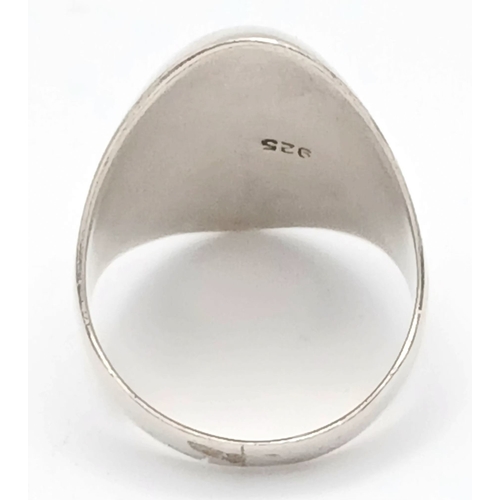 1216 - A 925 Silver Modernist Ring. Size P, 4.08g weight.