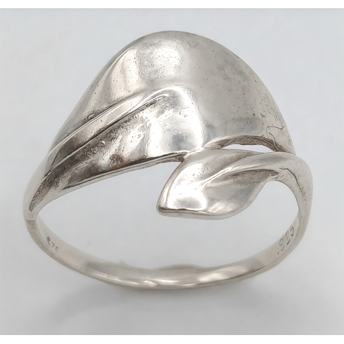 1209 - A 925 Silver Crossover Ring. Leaf form. Size T, 2.16g weight.