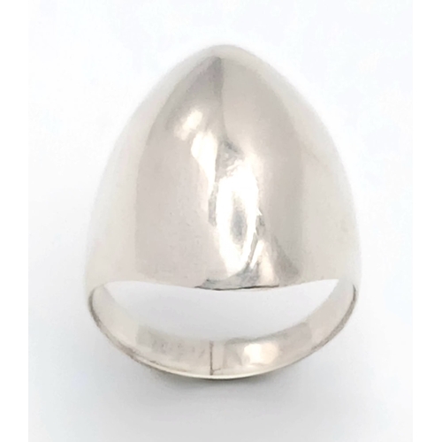 1216 - A 925 Silver Modernist Ring. Size P, 4.08g weight.