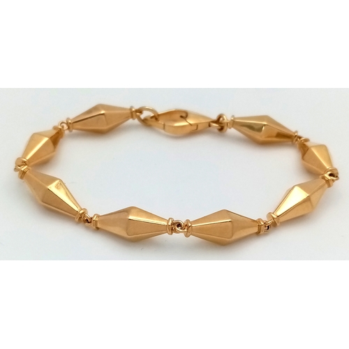 40 - A Cleopatra 18K Yellow Gold Faceted Barrel Link Classic Bracelet. Approx 18.5cm length. Total weight... 