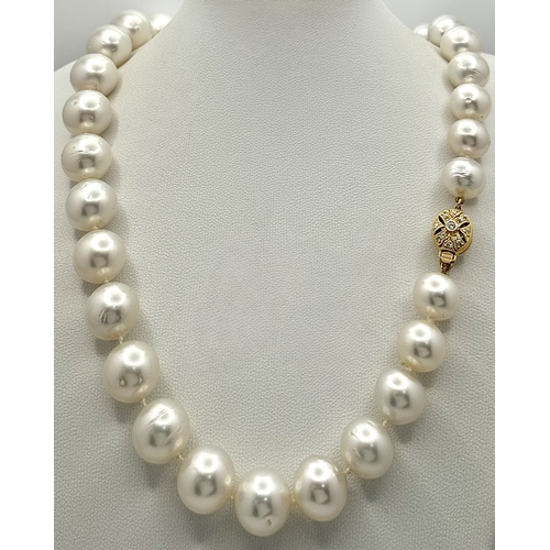 58 - A Gorgeous South Sea Pearl Necklace with a Decorative 18K Gold and Diamond Encrusted Clasp. 12/15mm ... 