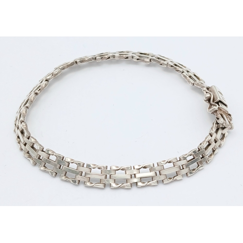 1235 - Classic SILVER GATE BRACELET . Fully Hallmarked. Approx 18 cm. Excellent condition, please see pictu... 