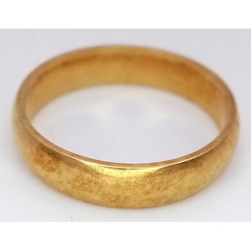 45 - An 18K Yellow Gold Band Ring. UK hallmarks. 4mm width. Size M. 3.25g.