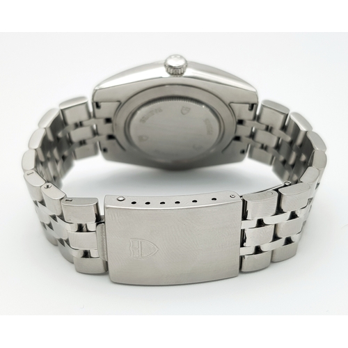 24 - A Classic Tudor Day-Date Automatic Gents Watch. Stainless steel bracelet and case - 41mm. Cut groove... 