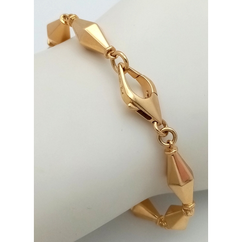 40 - A Cleopatra 18K Yellow Gold Faceted Barrel Link Classic Bracelet. Approx 18.5cm length. Total weight... 