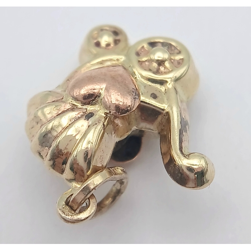 475 - A 9K YELLOW GOLD, PRAM CHARM / PENDANT, WITH A ROSE GOLD HEART ON EACH SIDE. 1.7G. SC 2017