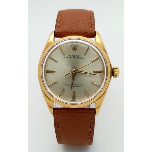 1819 - A Vintage 18K Gold Rolex Oyster Perpetual Gents Watch. Brown leather strap. 18K gold case - 34mm. Fl... 