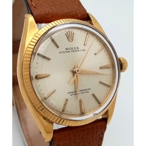 1819 - A Vintage 18K Gold Rolex Oyster Perpetual Gents Watch. Brown leather strap. 18K gold case - 34mm. Fl... 