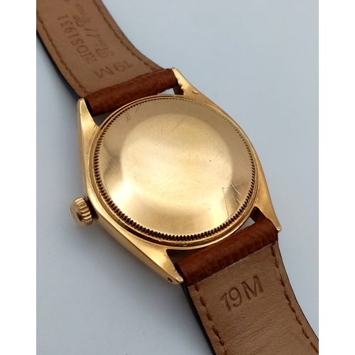 1819 - A Vintage 18K Gold Rolex Oyster Perpetual Gents Watch. Brown leather strap. 18K gold case - 34mm. Fl... 
