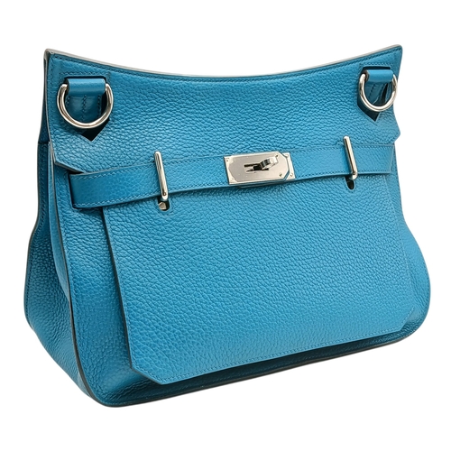 5 - An Hermès Jypsière 31 Handbag. Turquoise pebbled leather exterior with silver-toned hardware, adjust... 
