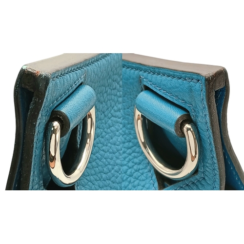 5 - An Hermès Jypsière 31 Handbag. Turquoise pebbled leather exterior with silver-toned hardware, adjust... 