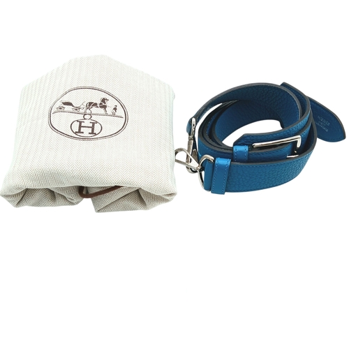 5 - An Hermès Jypsière 31 Handbag. Turquoise pebbled leather exterior with silver-toned hardware, adjust... 