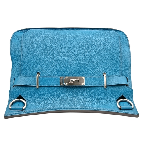 5 - An Hermès Jypsière 31 Handbag. Turquoise pebbled leather exterior with silver-toned hardware, adjust... 