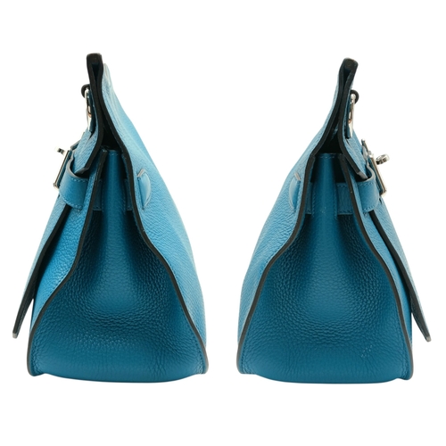 5 - An Hermès Jypsière 31 Handbag. Turquoise pebbled leather exterior with silver-toned hardware, adjust... 