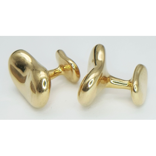 6 - A PAIR OF TIFFANY AND CO, ELSA PERETTI, 18K YELLOW GOLD, BEAN CUFFLINKS. 23.8G. TAN 5005.