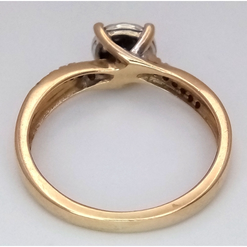 545 - A 9K WHITE GOLD, DIAMOND SET TWIST DESIGN RING. 0.20CTW. 2.1G, SIZE J. SC 5050