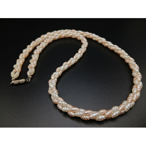 547 - A VERY ATTRACTIVE PEARL TWIST NECKLACE WITH SCREW CLOSURE .     56cms      30gms